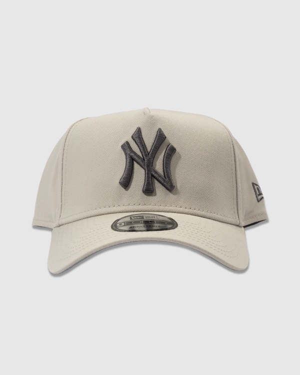New Era 940AF New York Yankees Concrete Snapback Chrome White